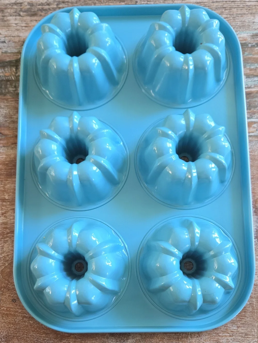 Like New Pampered Chef Mini Fluted Cake Pan 1602 Teal Blue 6 Cavity. (BIN 010)